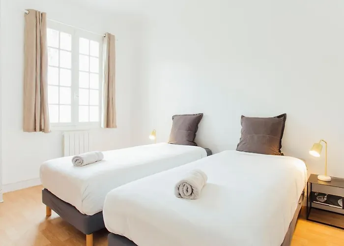 Sandy - 2 Bedrooms *